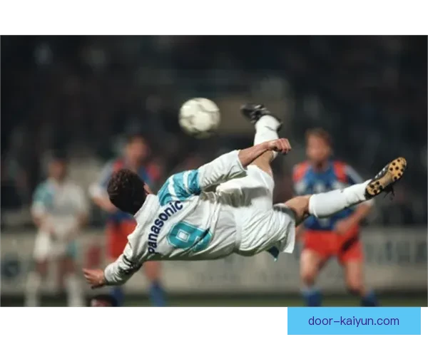 格列兹曼与齐达内等前辈交流 展现对法国足球的深厚理解