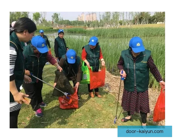 范戴克结束慈善活动，积极投身社区关怀，展现公益精神。